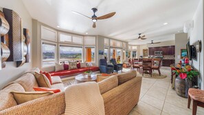 Smart TV, stereo - Cliffside Kalapaki Bay 2 Bedroom With A/C Amazing Sunsets in Lihue Kauai (Līhuʻe)