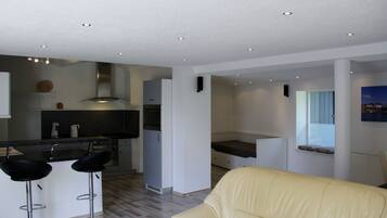 Fernseher, DVD-Player, Videothek, Stereoanlage