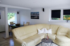 Een televisie, een dvd-speler, een filmbibliotheek en een stereo