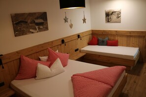 2 habitaciones, tabla de planchar con plancha y cuna de viaje 