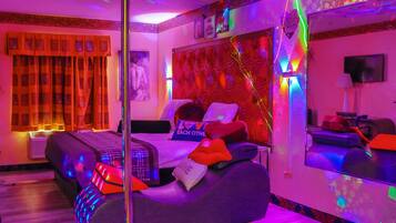 Romantic Suite, 1 Bedroom | Desk, free WiFi