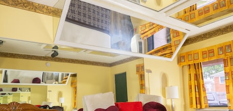 Romantic Suite | Desk, free WiFi