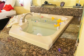 Suite, 1 Katil Ratu (Queen), Jetted Tub | Meja, Wi-fi percuma 