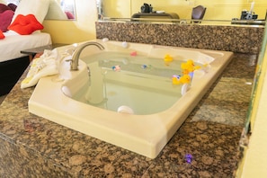 Suite, 1 Queen-Bett, Whirlpool | Schreibtisch, kostenloses WLAN