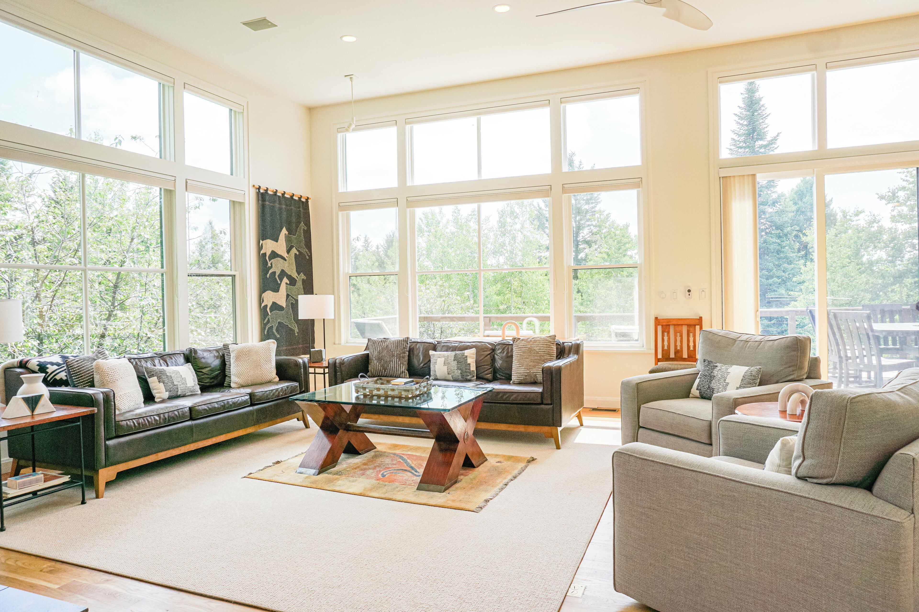 JHRL - McBean House, Contemporary 4-bedroom Home - 5 Minute walk to Base, private Hot Tub