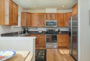 Réfrigérateur, four à micro-ondes, un four, surface de cuisson