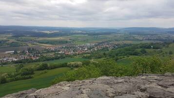 Ein weiter Panoramablick auf eine Stadt, die in einem Tal liegt, mit einer Steinmauer im Vordergrund.