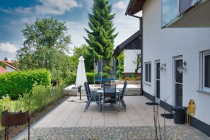 Outdoor dining - Modern 2 room apartment, about 70 square meters with terrace and garden, WiFi (Mühlhausen- Ehingen)