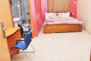 Een douche, een regendouche, gratis toiletartikelen, handdoeken