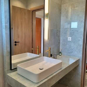 Combined shower/tub, hair dryer, bathrobes, towels - Mountain view villa !!! (Karpathos)