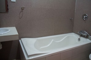 Superior-Zimmer | Badezimmer | Duschwanne, Komfortbadewanne, Regendusche, kostenlose Toilettenartikel