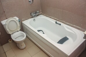 Executive Room | Bathroom | Combined shower/tub, deep soaking tub, rainfall showerhead - Owee's Place (Lagos)