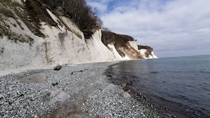 A rocky beach with white cliffs and a clear sky. - "Kleine Küstenpause" - Apartment in the outbuilding (Wlan) (Garz/Rügen)