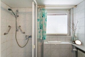 Dusj, hårføner, såpe og toalettpapir