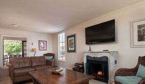 Televisión y chimenea 