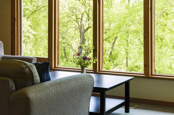 Estudio de lujo, 1 cama King size, cocineta | Tabla de planchar con plancha, camas extra y internet por cable gratis