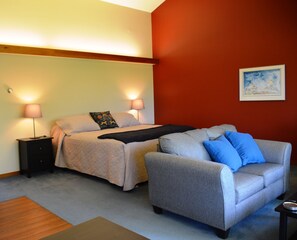 Luxury Studio No. 3, 1 King Bed, Kitchenette | Iron/ironing board, rollaway beds, free wired internet - The Creamery Inn (Menomonie)