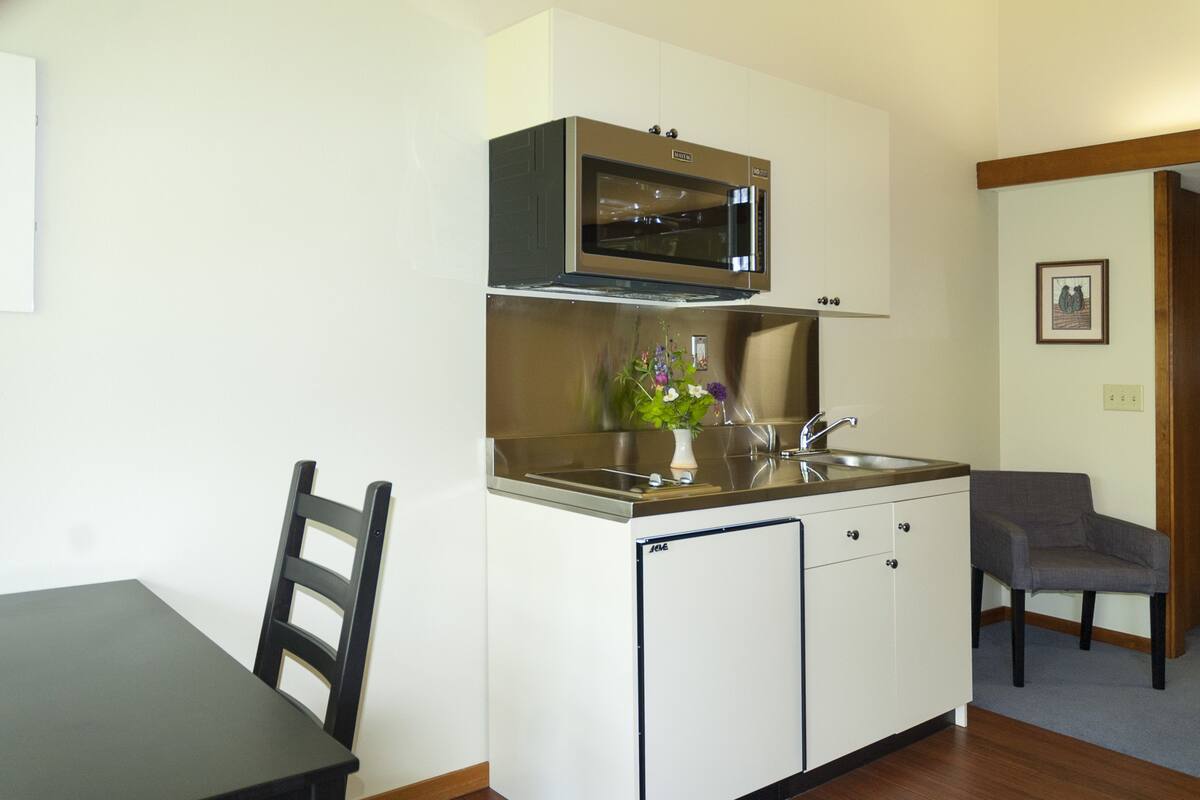 Luxury Studio No. 3, 1 King Bed, Kitchenette | Iron/ironing board, rollaway beds, free wired internet