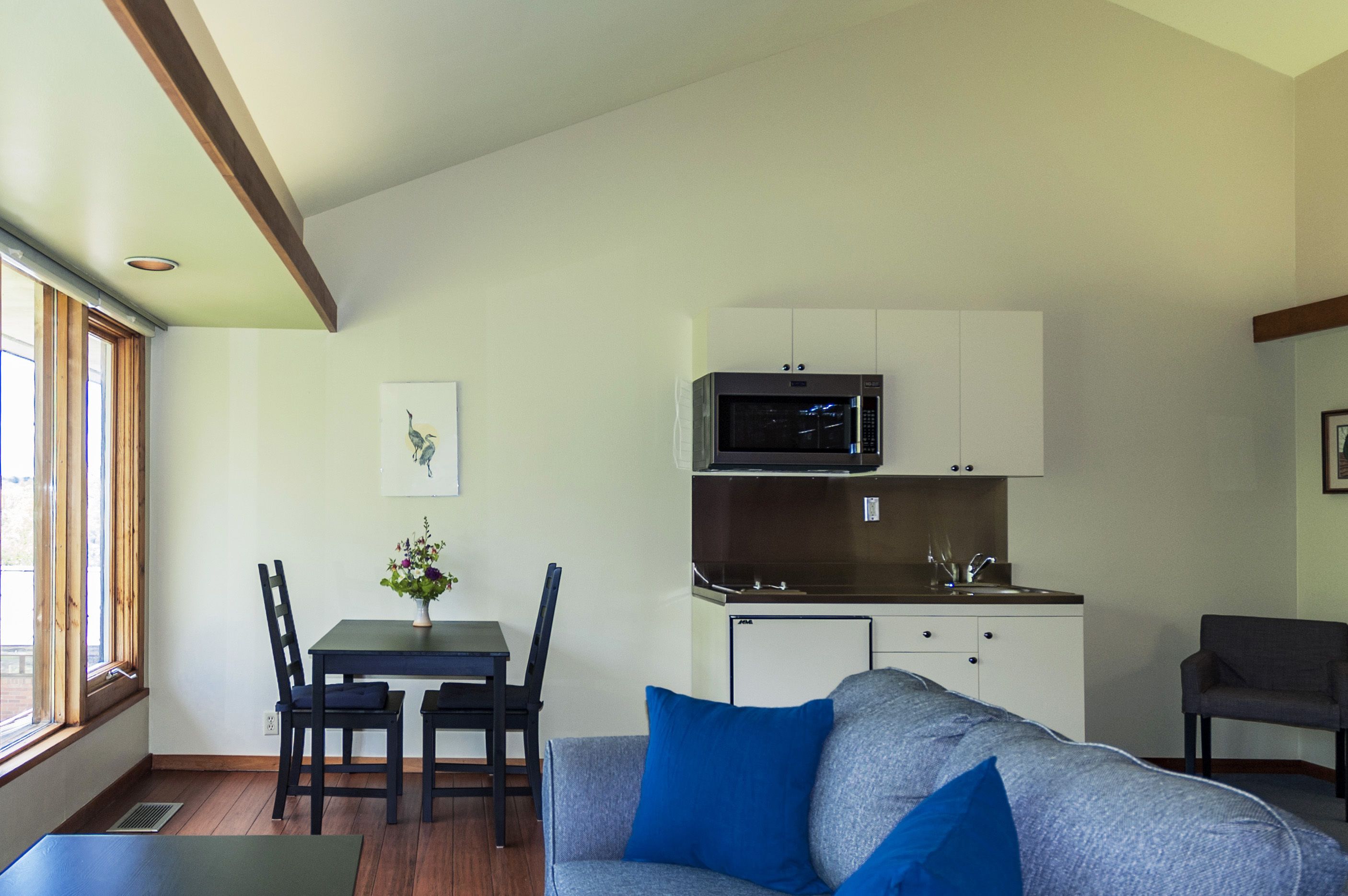 Estudio de lujo, 1 cama King size, cocineta | Área de sala de estar | Televisión de pantalla plana 