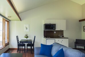 Estudio de lujo, 1 cama King size, cocineta | Área de sala de estar | Televisión de pantalla plana