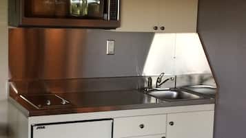 Studio Mewah, dapur kecil | Dapur kecil pribadi | Lemari es, microwave, dan mesin pembuat kopi/teh