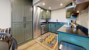 Een koelkast, een microgolfoven, een oven, een kookplaat