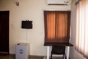 Apartment, 2 Bedrooms | Room amenity