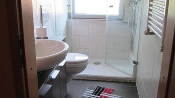 Dutxa, assecador de cabells, tovalloles i sabó