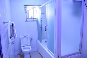 Een douche, een regendouche, gratis toiletartikelen, handdoeken