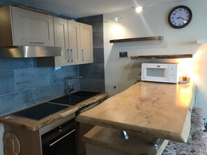 Fridge, microwave, oven, stovetop - Studio Les Ménuires Building Le Brelin equipped for 2 adults + 2 children (Les Belleville)