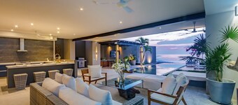 Luxury Beachfront Haven avec Oceanfront Infinity Pool & service de ménage quotidien