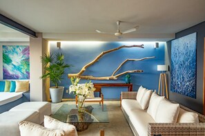 TV connectée, livres, chaîne hi-fi, espaces bureaux