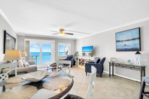 Platt-tv, dvd-spelare och ett filmbibliotek