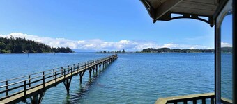 ビーチと広い埠頭のある素晴らしい4ベッドルームオーシャンフロントビーチハウス