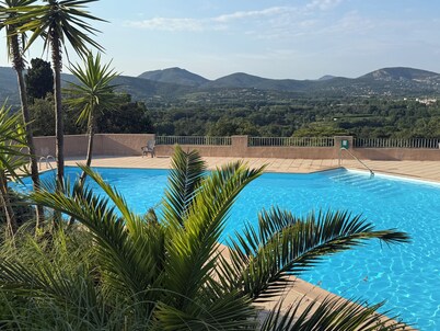 DREAM VIEW! Terrace, pools, tennis, parking, A/C, top WiFi (workation), 2 wc