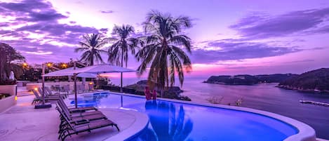 Piscine à débordement, chaises longues