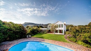 A heated pool - Holiday house with sea and mountain views and a large garden (Kapstadt)