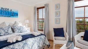 4 bedrooms, in-room safe, iron/ironing board, free WiFi - Holiday house with sea and mountain views and a large garden (Kapstadt)