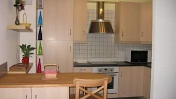 Køleskab, mikrobølgeovn, ovn, kogeplade