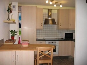 Fridge, microwave, oven, stovetop - Gite 6 / 7pers Close to the resort of Super Lioran, Volcanoes Park (3 stars) (Albepierre-Bredons)