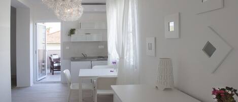 Dreibettzimmer | Schreibtisch, Bügeleisen/Bügelbrett, Bettwäsche