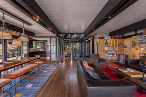 Bar (on property) - Exceptional Hollywood Villa on the Shores of Lake Annecy (Sevrier)