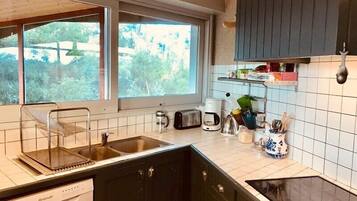 Een koelkast, een microgolfoven, een oven, een vaatwasser