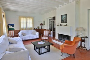 TV, fireplace - Lake Annecy - Waterfront Villa in Sévrier (Sevrier)