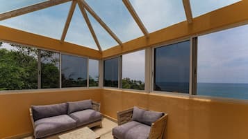 Een smart-tv, een dvd-speler, boeken en een stereo