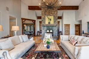 Televisión, chimenea, reproductor de DVD y estéreo 