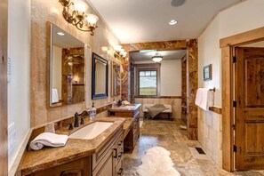 Combined shower/bathtub, hair dryer, shampoo