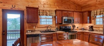 A Happy Roost  Rustic cabin near Boone with hot tub gas fireplace