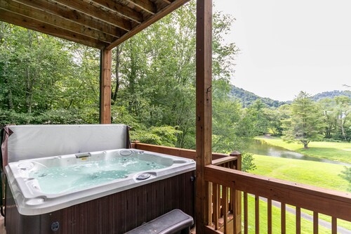 A Happy Roost  Rustic cabin near Boone with hot tub gas fireplace