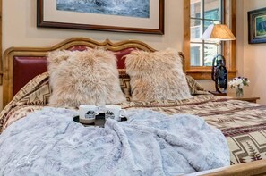 5 bedrooms, iron/ironing board, WiFi, bed sheets